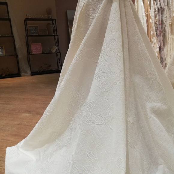 Unique A-Line Textured Ivory Pockets Backless - Picture 4 of 4